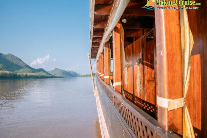 PAKBENG - HOUAY XAY / LAOS BORDER WITH THAILAND