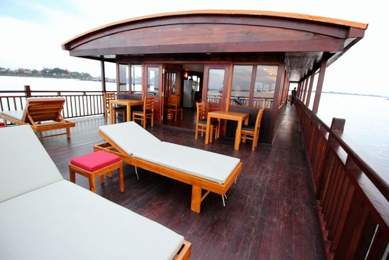 outside-deck-and-restaurant2